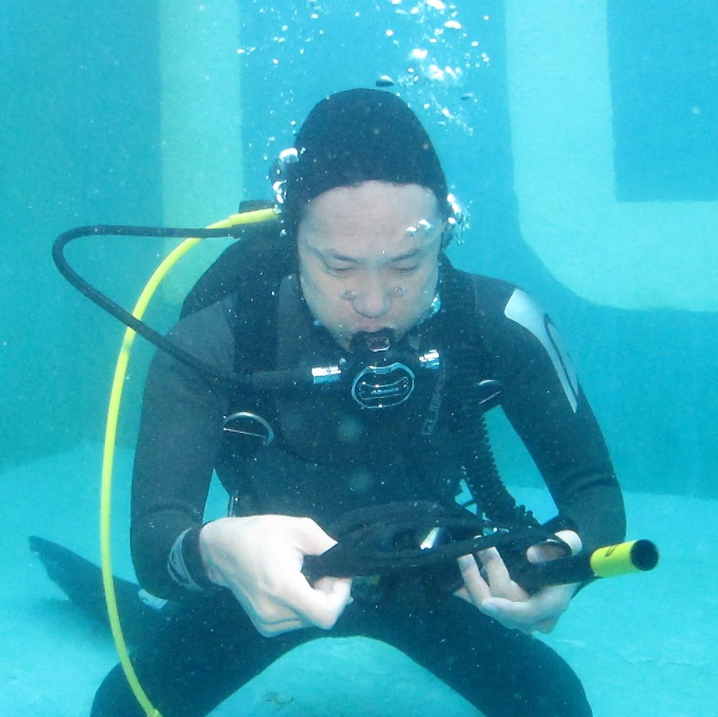 水中でしっかり目を開けます scuba-diver-course-naui