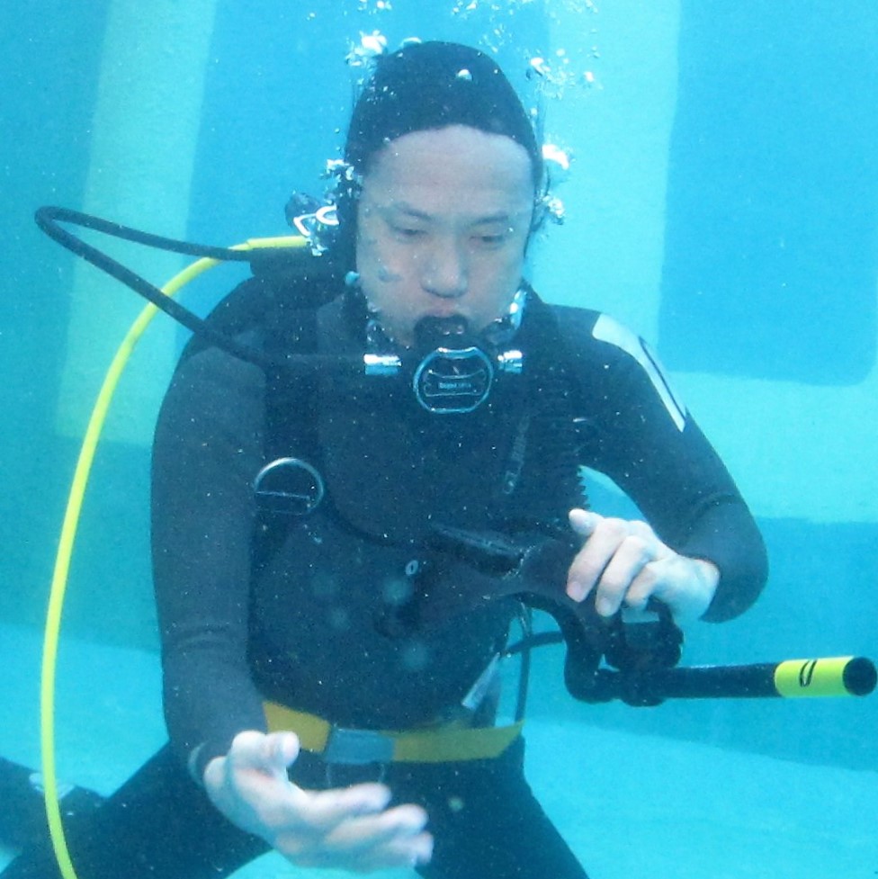 砂や海藻、生物などをしっかり洗います scuba-diver-course-naui