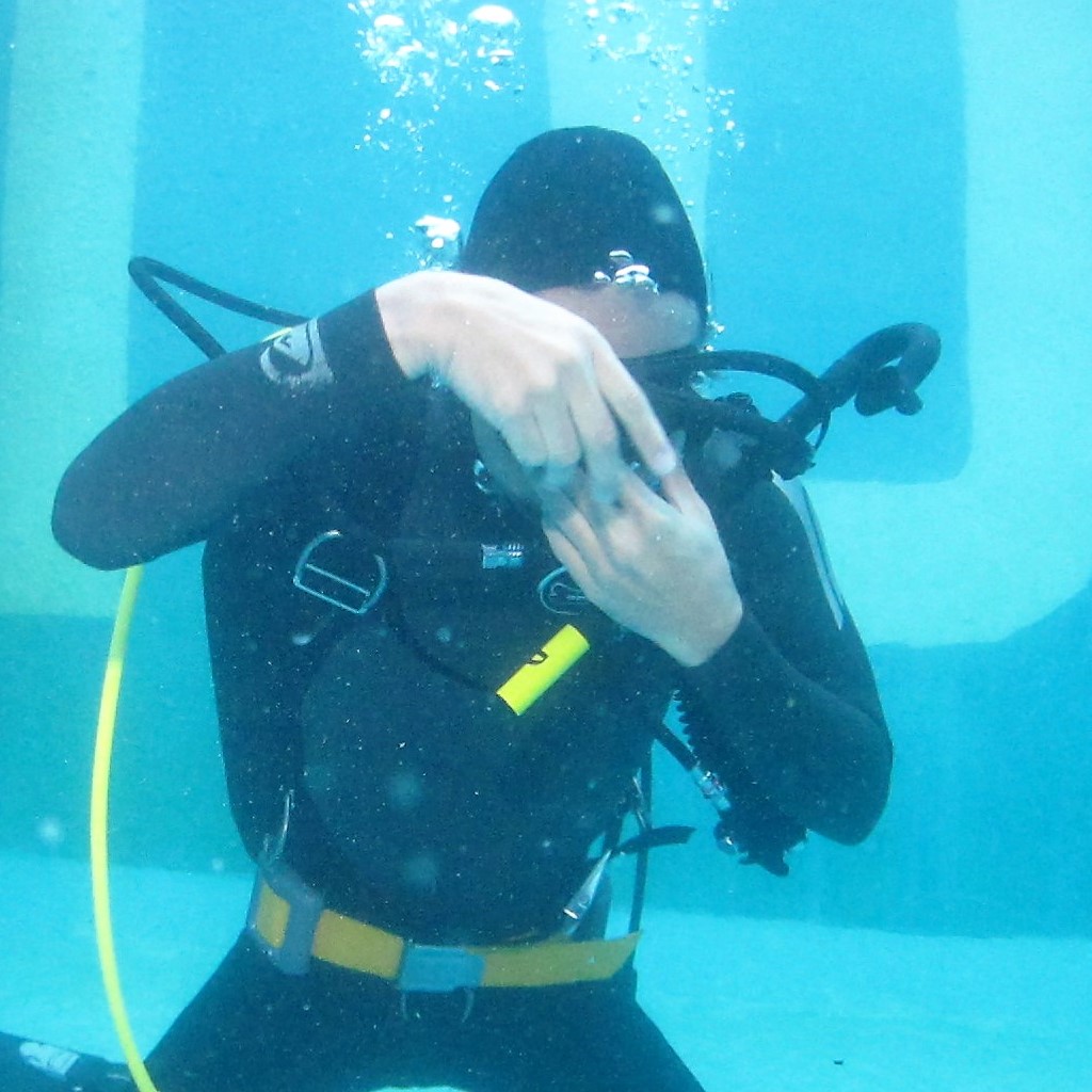 マスクストラップがネジれないように着付けます scuba-diver-course-naui