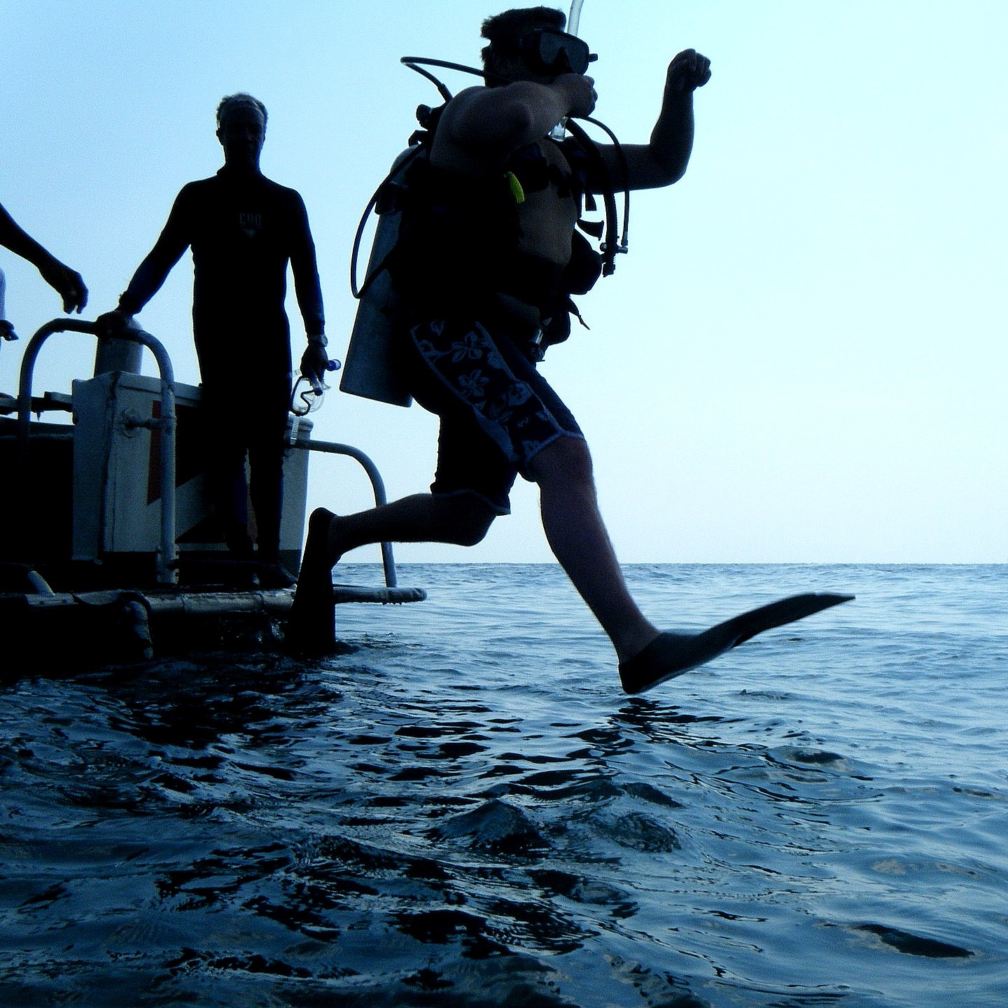 ボートダイビングのエントリー方法も学びます。 scuba-diver-course-naui